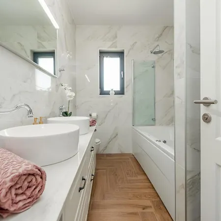 Lorena Dalmacija Zadarvillas * Nin